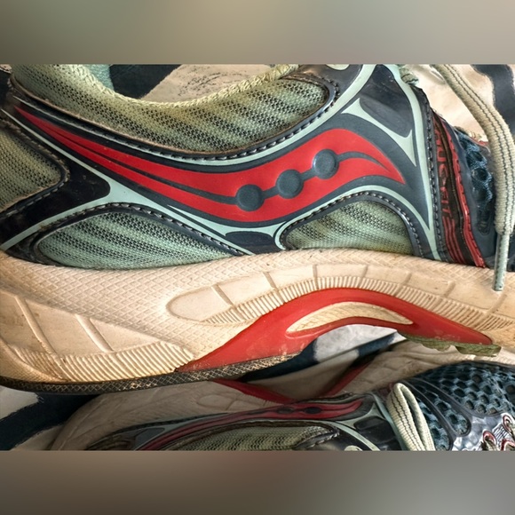 Saucony Triumph 11 Athletic Running Shoes - Picture 6 of 8